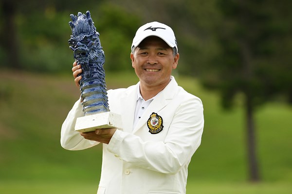 シニアデビュー戦で初優勝を飾った手嶋多一 ※提供：日本プロゴルフ協会