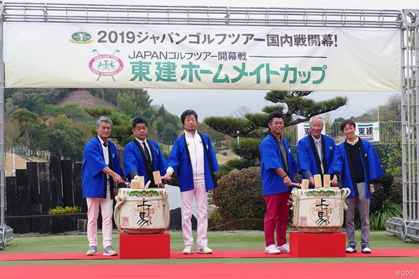 青木功JGTO会長（右から2番目）は平成最後となる大会での熱戦に期待を寄せた