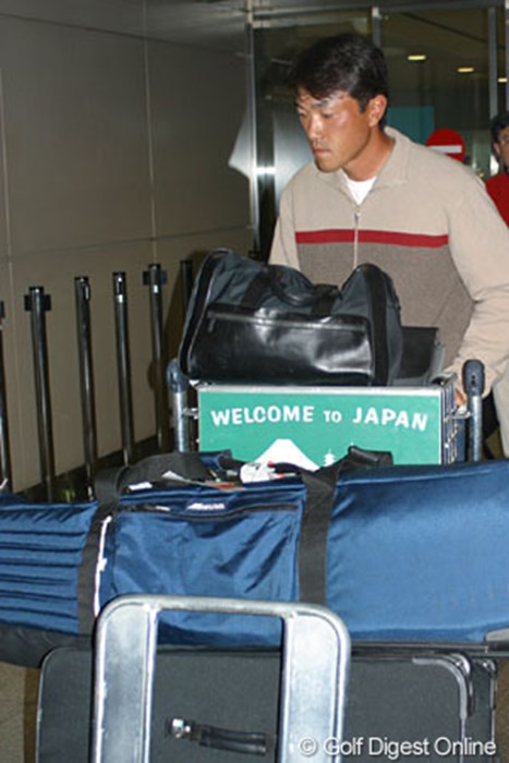 自分の荷物（ゴルフバッグ）も全て自分で駐車場まで運んでいく。そんな姿勢も佐藤ならでは。 2004年 GDO新春インタビュー・海外への挑戦者たち 佐藤信人