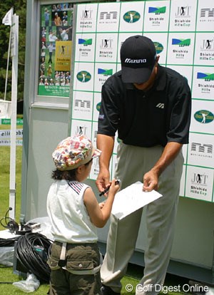 2004年 GDO新春インタビュー・海外への挑戦者たち 佐藤信人 トーナメント会場では、小さな子供からサインをお願いされ思わず足を止める。
