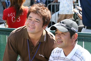 2005年 プレーヤーズラウンジ 横田真一 伊沢利光 新選手会長の横田真一（左）は、米ツアー第2戦「ソニー・オープン」の現地に飛びテレビリポーターをつとめた。ハワイでは2002年選手会長の伊沢利光（右）にも就任のあいさつ。「がんばって」と激励を受けた。
