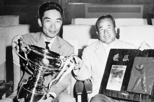 記念すべき初代優勝者に名前を刻んだ中村寅吉(右) ※写真提供：大会事務局