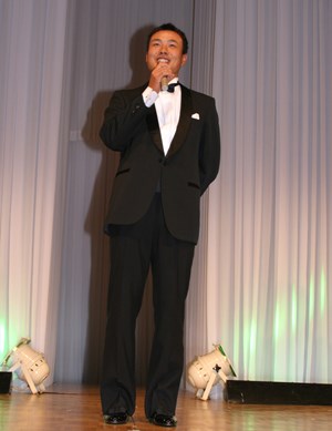 2005年 プレーヤーズラウンジ 谷口拓也 昨年は、各種の新人賞を受賞した谷口。着慣れないタキシードを着る機会も増えて、「まるで、チビッ子演歌歌手みたいでしょ？！」。いつも明るいキャラクターで、ツアーを引っ張っていく。