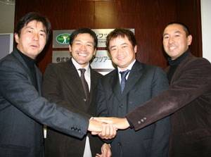 2005年 プレーヤーズラウンジ 横田真一 横田・新会長（＝右から2番目）は、会長を支える副会長らとがっちり握手で、男子ツアーの発展を誓いあった。