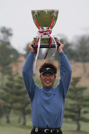 2005年 プレーヤーズラウンジ 高山忠洋 2005年開幕戦「東建ホームメイトカップ」でツアー初優勝をあげた高山忠洋。虫歯の治療に使っていた金属が不振の原因だったとか…。