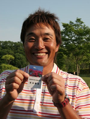 2005年 プレーヤーズラウンジ 宮本勝昌 御殿場市の「観光親善大使」に任命された宮本勝昌。「ゴルフで精一杯、PRしていきます！」と意気込む。