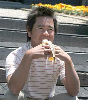 2005年 プレーヤーズラウンジ 藤田寛之 藤田はプロアマトーナメントのインターバルでバナナをパクリ。ラウンド中の“非常食”は欠かせない。