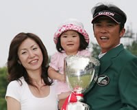 2005年 プレーヤーズラウンジ 広田悟 11年目にしてツアー初優勝を挙げた広田。普段は会場に足を運ばない家族の前で最高のパフォーマンスを披露した。