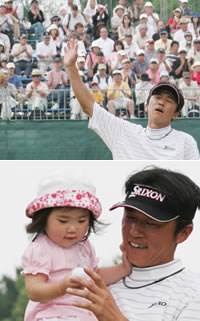2005年 プレーヤーズラウンジ 広田悟 長女・璃香（りか）ちゃんを抱き上げ、ウィニングボールをそっと手渡す広田悟