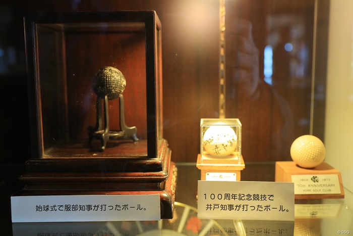 1903年の開場時に始球式で使われたボール。当時は樹液を固めて作ったガッタパーチャだった 神戸ゴルフ倶楽部 始球式のボール