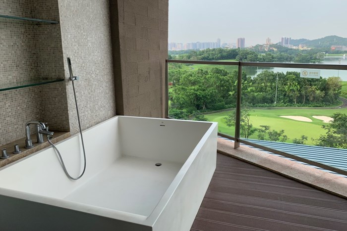 今週のホテルはゴルフ場のすぐそば。お風呂が外にあります 2019年 ボルボ中国オープン 事前 中国のホテル