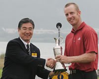 2005年 プレーヤーズラウンジ クリス・キャンベル ツアー初優勝を飾り、今大会会長の水野正人氏とがっちり握手するクリス・キャンベル。