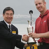 ツアー初優勝を飾り、今大会会長の水野正人氏とがっちり握手するクリス・キャンベル。 2005年 プレーヤーズラウンジ クリス・キャンベル