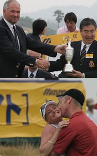 2005年 プレーヤーズラウンジ クリス・キャンベル 上：全英オープンの「クラレットジャグ」を手に握手する水野氏とR&A実行委員リチャード・マッカート氏。 下：応援に来た妻・.サーシャさんと抱き合い優勝を喜ぶキャンベル。