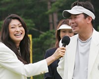 2005年 プレーヤーズラウンジ 丸山大輔 今年のプレゼンター山田優さんは大会主催のフジテレビのF1中継で、キャスターも担当されているだけにインタビューもおてのもの！！