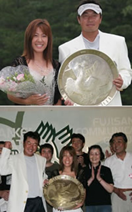 上：妻・真矢さん（左）の憧れだった優勝シーンの2ショットをようやく叶えることができた丸山大輔（右） 下：家族とともに、初優勝を喜び合う丸山大輔。父・幸雄さん（右端）、母・敏子さん（右から2番目）も応援に駆けつけた。 2005年 プレーヤーズラウンジ 丸山大輔
