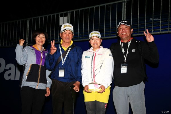 2019年 パナソニックオープンレディースゴルフトーナメント 最終日 勝みなみ 記念写真。左から母・久美さん、祖父・市来龍作さん、勝みなみ、父・秀樹さん