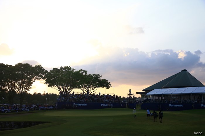 18番へ、日没も近い 2019年 パナソニックオープンレディースゴルフトーナメント 最終日 勝みなみ