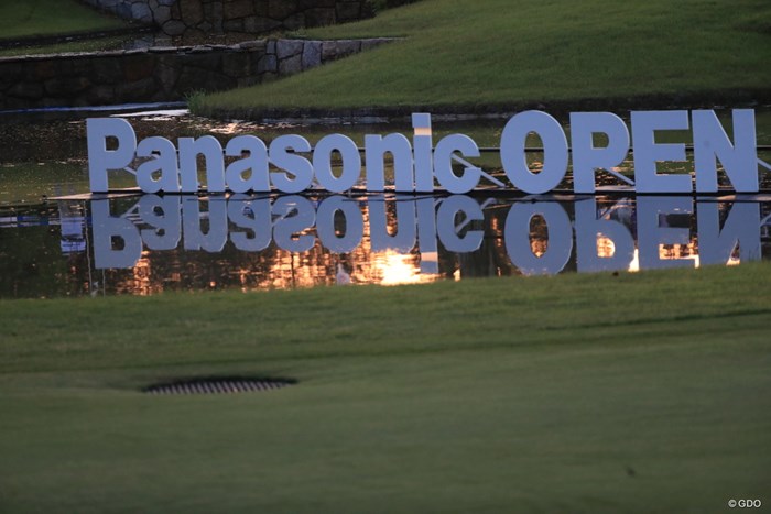 池の水に夕日が反射してきれいだったのでパシャリ 2019年 パナソニックオープンレディースゴルフトーナメント 最終日 看板