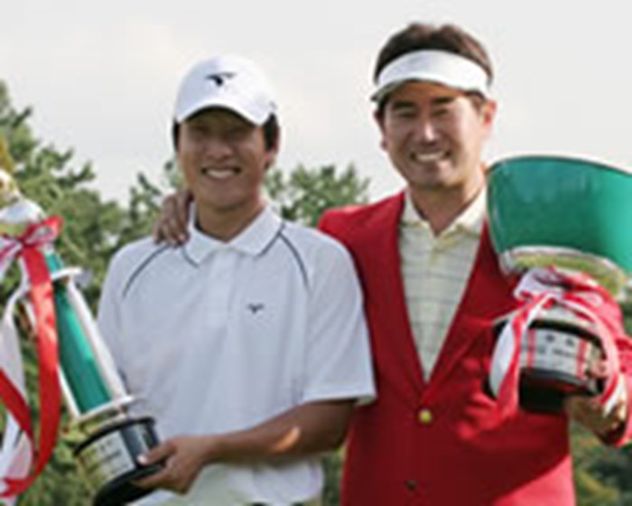 伊藤涼太を抑えベストアマに輝いた金庚泰（左）と、大会レコードで優勝したY.E.ヤン（右）。 2005年 プレーヤーズラウンジ 金庚泰 Y.E.ヤン
