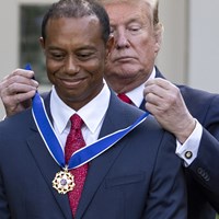 ウッズはトランプ米大統領から自由勲章のメダルを受け取った(Alex-Edelman-Bloomberg-via-Getty-Images) タイガー・ウッズ ドナルド・トランプ米大統領