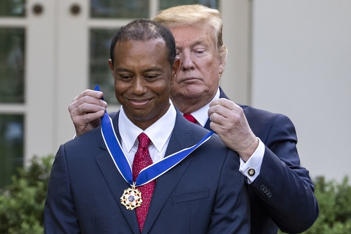 ウッズはトランプ米大統領から自由勲章のメダルを受け取った(Alex-Edelman-Bloomberg-via-Getty-Images) タイガー・ウッズ ドナルド・トランプ米大統領