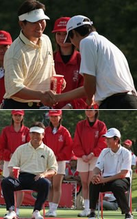 2005年 プレーヤーズラウンジ Y.E.ヤン 金庚泰 上：韓国勢の独壇場となった表彰式。がっちりと握手を交わすY.E.ヤン（左）、金庚泰（右）。 下：赤いカーペットの上に並んで座り、互いの健闘を称えあうY.E.ヤン（左）、金庚泰（右）。