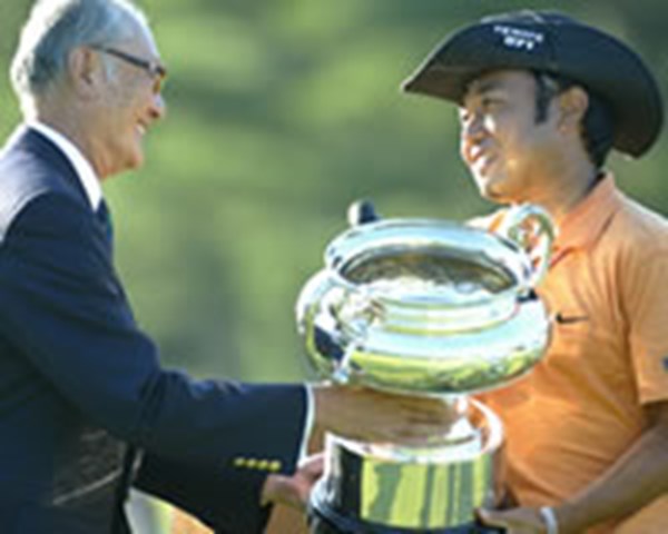 財団法人 日本ゴルフ協会の安西孝之会長から受け取ったオープン杯。 錚々たる歴代チャンピオンと並び、ここに片山の名前も刻まれる。