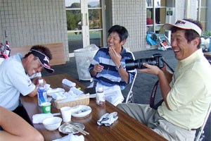 2005年 プレーヤーズラウンジ 加瀬秀樹 「昔、カメラにハマった時期があったんだよな・・・」と談笑しながら被写体を探す加瀬秀樹（写真・右）