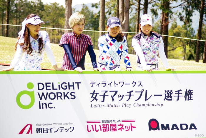 臼井麗香（左）らディライトワークス所属選手 2019年 ディライトワークス女子マッチプレー選手権 最終日