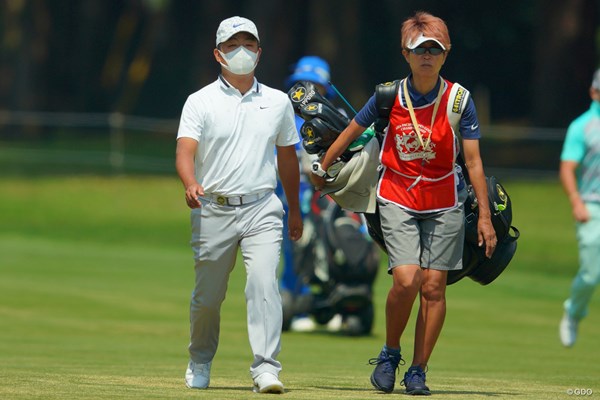 2019年 アジアパシフィックオープン選手権ダイヤモンドカップゴルフ 3日目 時松隆光 マスク姿でコースを歩く時松隆光。キャップのデザインは割と派手なんですが…