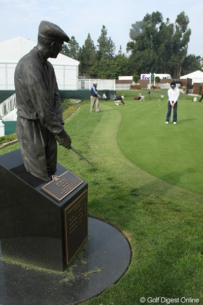 パッティンググリーンを、ここリビエラで全米オープンを制したベン・ホーガンの像が見守る