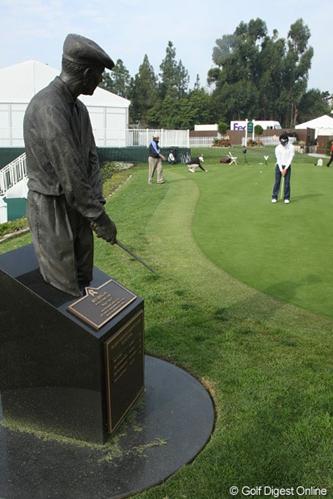 パッティンググリーンを、ここリビエラで全米オープンを制したベン・ホーガンの像が見守る 石川遼／ノーザントラストオープン2010