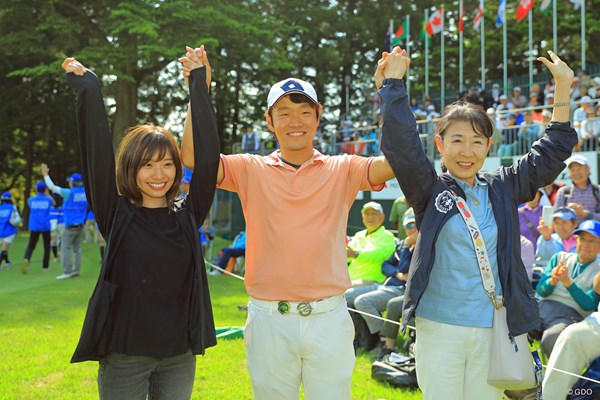 浅地洋佑は妻の智子さん（左）、母・伸子さんとツアー初勝利を喜んだ