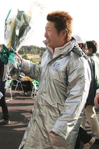 2005年 プレーヤーズラウンジ 高山忠洋 開会式で受けとった花束を抱えて歩く高山。裾のあたりをよ～く見ると・・・