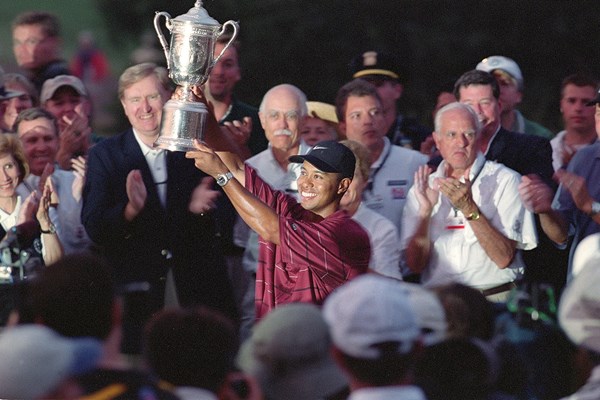2002年 全米プロゴルフ選手権 最終日 タイガー・ウッズ 連日のサスぺンデッドで最終日を終えると真っ暗だった（Robert Beck/Sports Illustrated/Getty Images）
