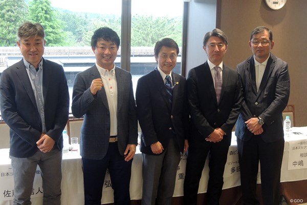 2019年 日本ツアー選手権 森ビル杯 Shishido Hills 事前 市原（左から2人目）は連覇へ向け拳を握る（右端は中嶋常幸）
