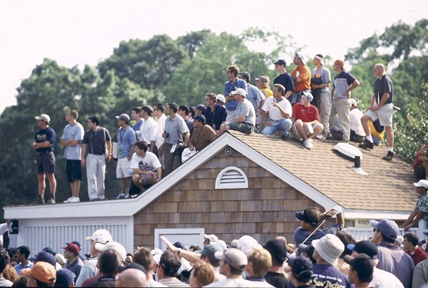 2002年 全米オープン フィル・ミケルソン 主役の一人だったミケルソン。屋根にのぼる観客まで…（Fred Vuich/Sports Illustrated/Getty Images）