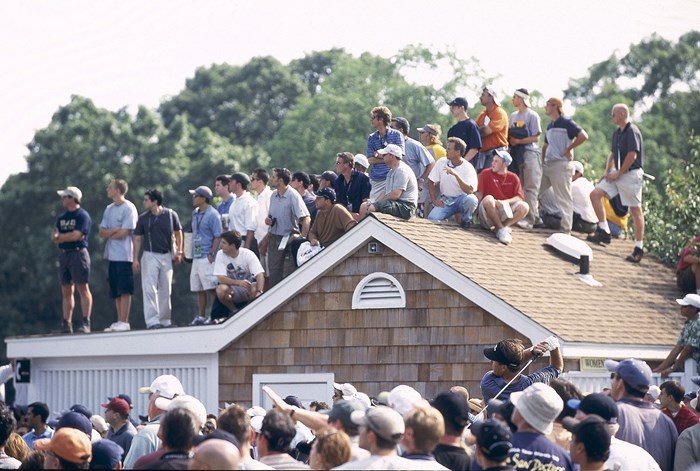 主役の一人だったミケルソン。屋根にのぼる観客まで…（Fred Vuich/Sports Illustrated/Getty Images） 2002年 全米オープン フィル・ミケルソン