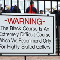 コースのアイコンにもなっている注意書き「上級者用コースなのでご注意ください」の看板。1番ティーの裏の柵にある 2019年 全米プロゴルフ選手権 事前 注意書き