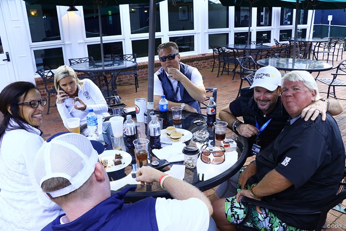 練習ラウンド終了後、クラブハウス裏のパティオで仲間と2時間近く夕食を楽しんだ 2019年 全米プロゴルフ選手権 事前 ジョン・デーリー