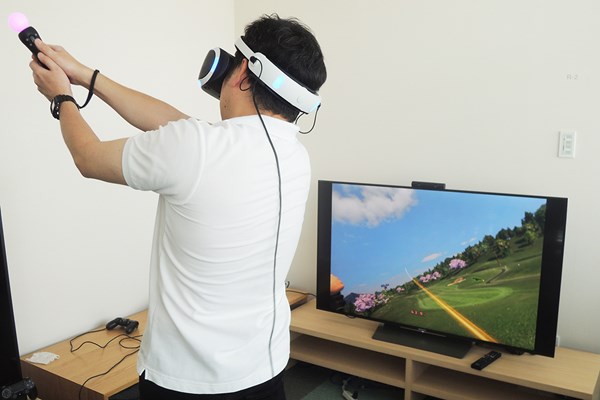 「みんなのGOLF VR」プレー画像 テレビ画面に映されている映像が「VRヘッドセット」の中にも見えている