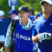 ラカバ氏（左）は2011年からウッズのバッグを担ぐ 2019年 全米プロゴルフ選手権 初日 ジョー・ラカバ タイガー・ウッズ