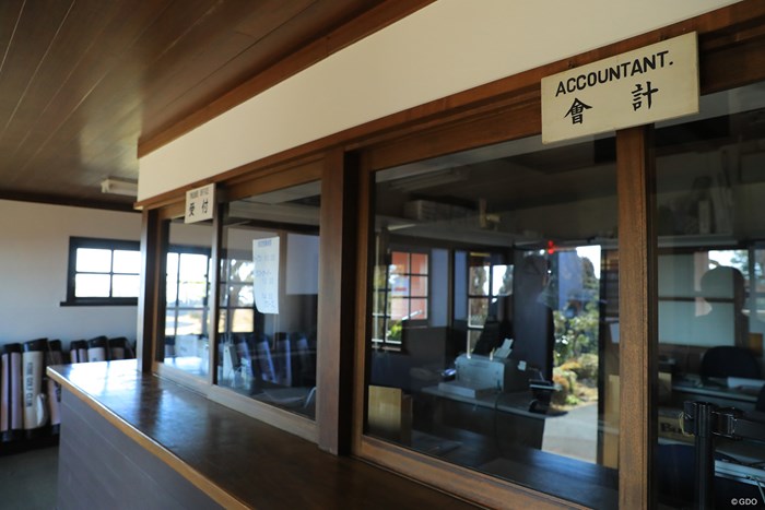 神戸ゴルフ倶楽部の受け付けと会計所。少し前までは、そろばんを使っていたとか 2019年 神戸ゴルフ倶楽部