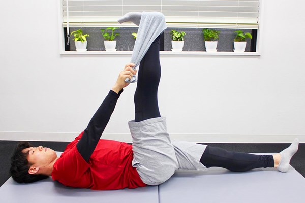 ＜プラス1＞「腰痛」にならないためのトレーニング方法 膝を伸ばし、タオルを両手で引っ張るように足を上げます