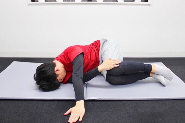 ＜プラス1＞「腰痛」にならないためのトレーニング方法 下側の手で両膝が動かないように抑えます