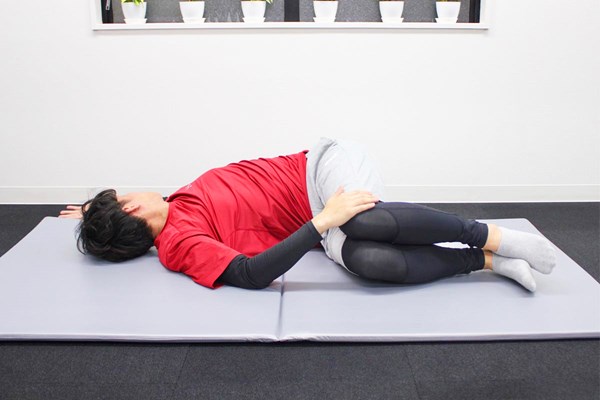 ＜プラス1＞「腰痛」にならないためのトレーニング方法 膝を地面から離さないように腕を動かします