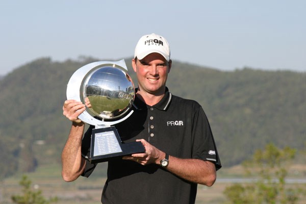 2004年 プレーヤーズラウンジ デビッド・スメイル 大好きな「いぶすきゴルフクラブ」での最後の開催を自身2度目の優勝を飾ったデビッド・スメイル。