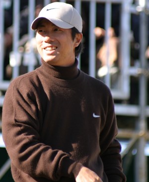 2004年 プレーヤーズラウンジ 深堀圭一郎 手嶋選手会長が結婚するまでは、「独身三羽ガラス」を形成していた谷口徹（上）と深堀圭一郎。手嶋が抜けた今、谷口と深堀のコース外での争いが始まる。