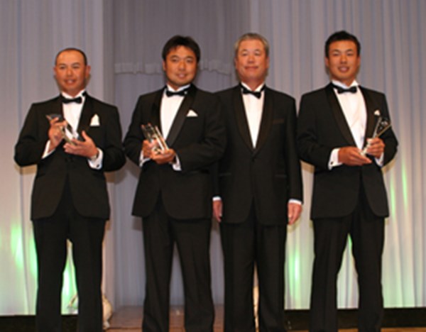 今季シード入り初年にして賞金ランキング19位と大飛躍の年となった谷口拓也（右）。ジャパンゴルフツアー表彰式では片山晋呉、谷口徹、JGTO理事長・島田氏と肩を並べた。